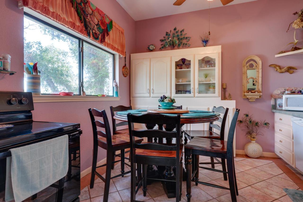 Exotic Home With Patio And Grill Walk To Canyon Lake! Kültér fotó