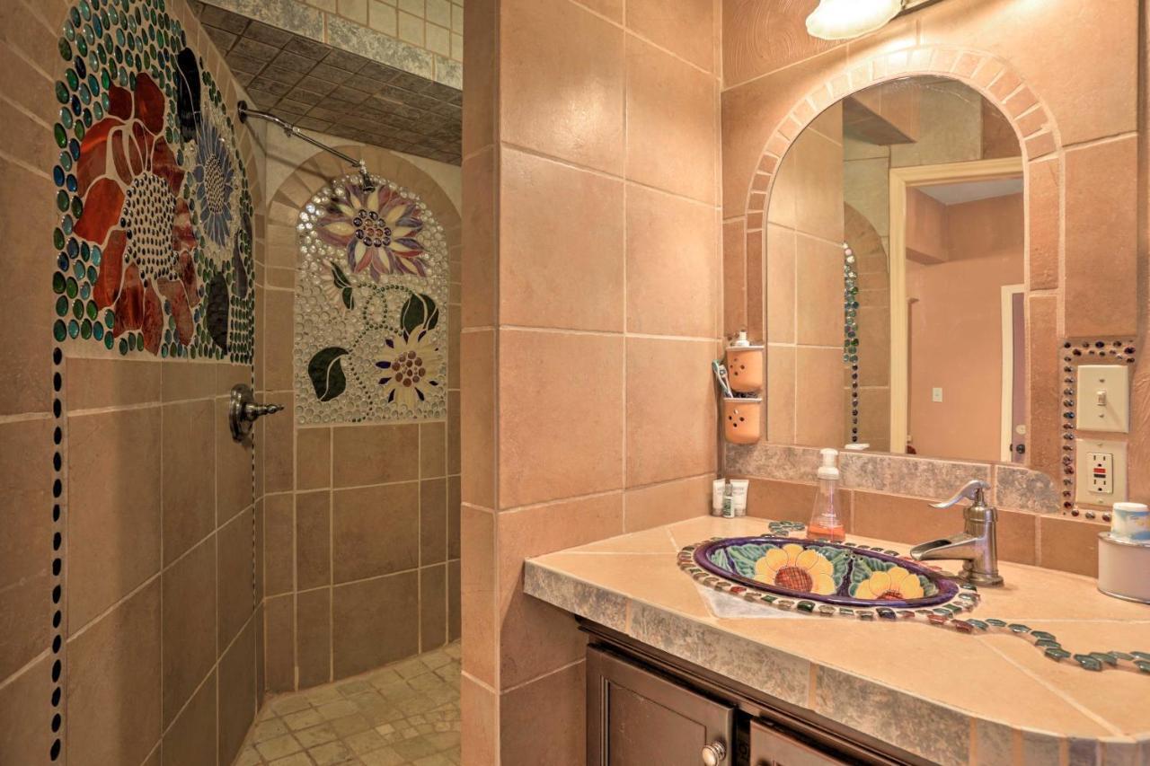 Exotic Home With Patio And Grill Walk To Canyon Lake! Kültér fotó